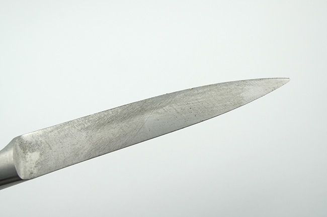 Office-Messer mit zerkratzten Messerblatt